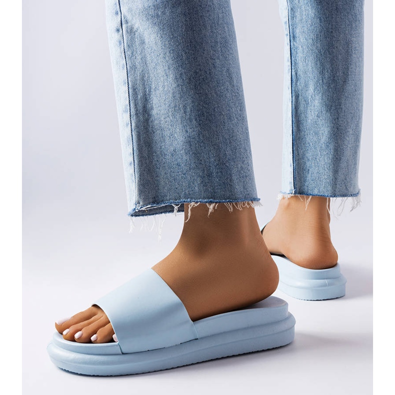 BM Pakett kék papucs az emelvényen 2