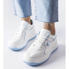 Fehér és kék tornacipők a Lepage platformon 1