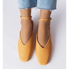 Zárt orrú bézs szandál 1