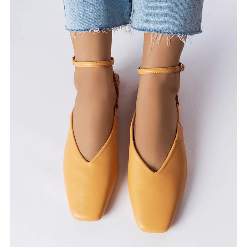 Zárt orrú bézs szandál 1 Zárt orrú bézs szandál 1