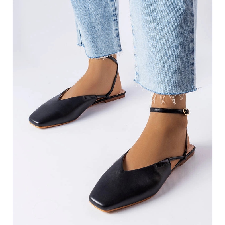 Fekete zárt orrú szandál 1