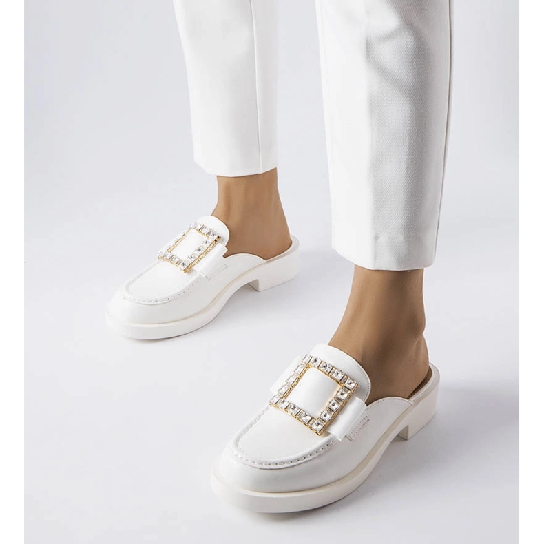 Fehér papucs beépített orrral a Columbustól 1