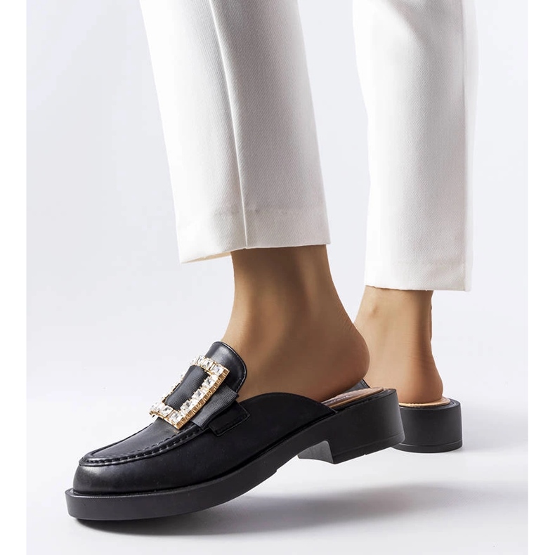 Fekete papucs beépített orrral a Columbustól 1 Fekete papucs beépített orrral a Columbustól 1