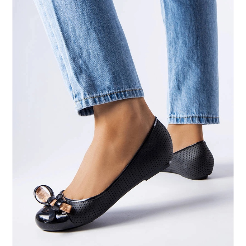 Fekete, harlingeni masnival díszített balerinák 1