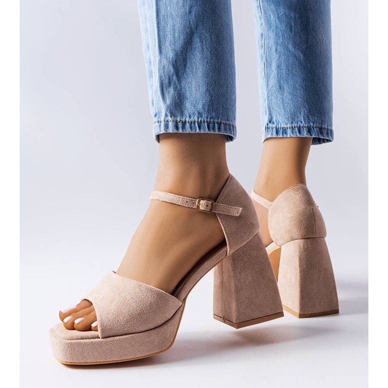 Bézs szandál divatos sarokkal a Vincezától 1 Bézs szandál divatos sarokkal a Vincezától 1