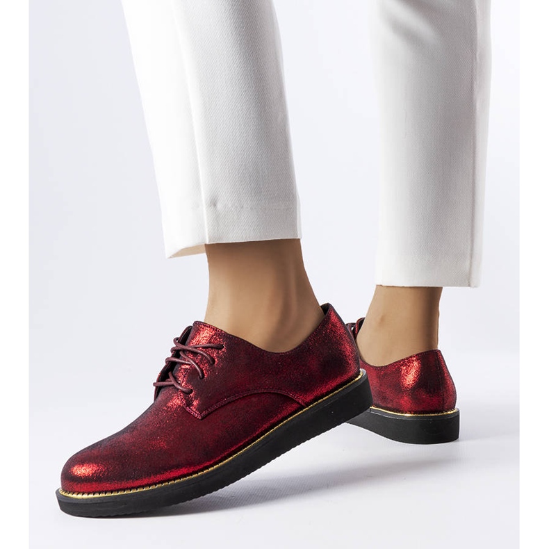 Piros csillogó brokát cipő a temetőből 1