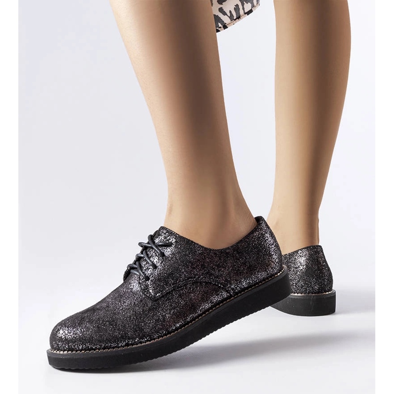 Fekete csillogó brokát cipő a temetőből 1