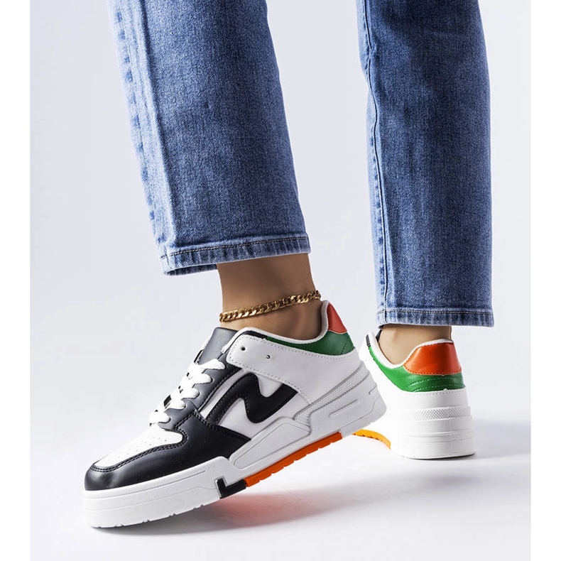 Fekete-fehér csizma vastagabb talppal a Harter márkától 1