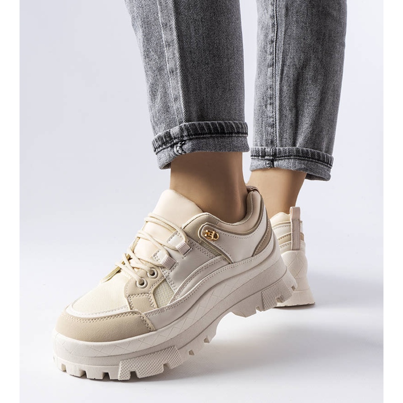 Bézs színű alacsony cipő protektorral a Via-tól 1