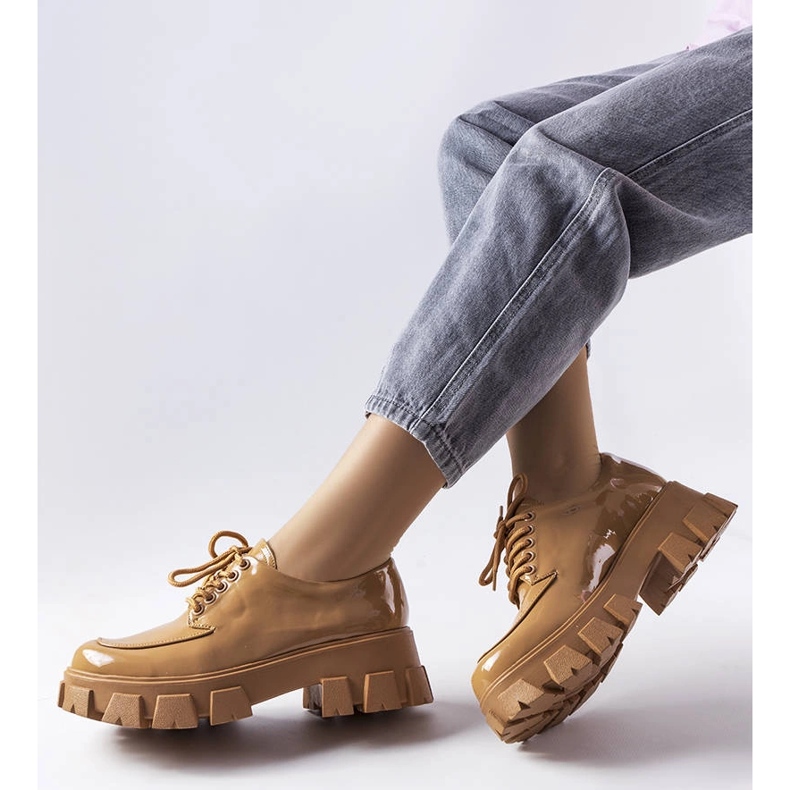 Barna lakkbőr cipő a Beccadelli cégtől 1