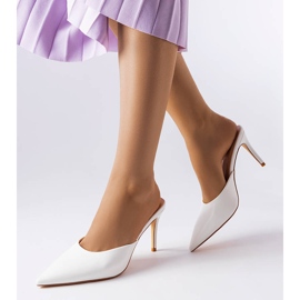 Lefolyós fehér tűsarkú 1