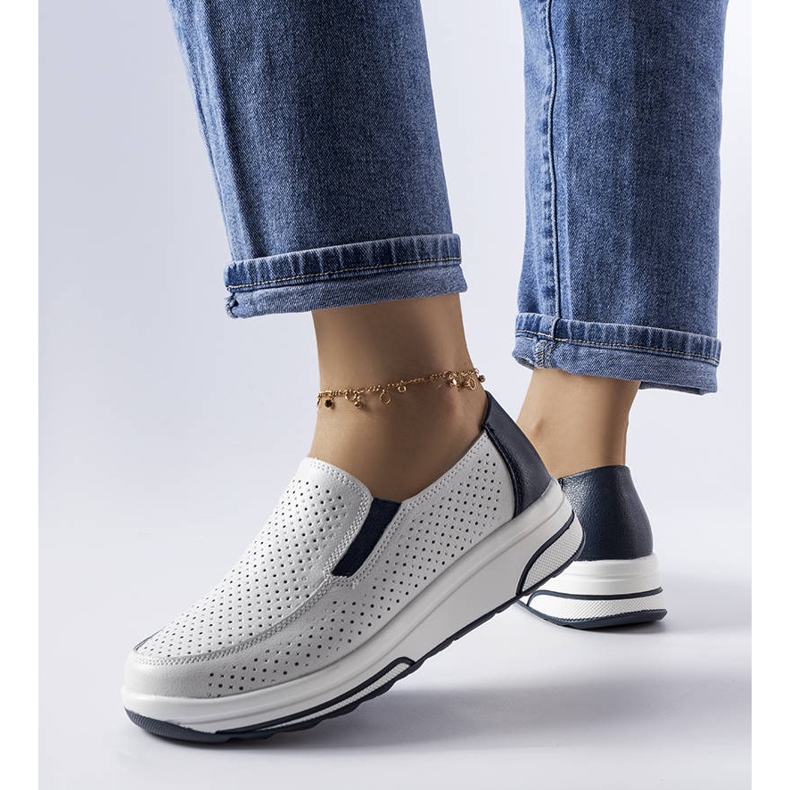 Fehér áttört bőr cipő Aiglentina márkától 1