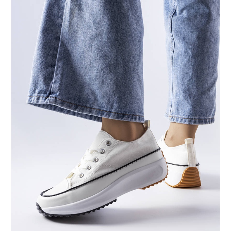 Fehér sportcipő a McKeylor platformon 1 Fehér sportcipő a McKeylor platformon 1