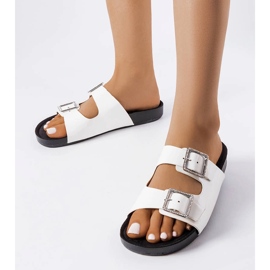 Fehér lakkozott papucs Norcross csatokkal 1