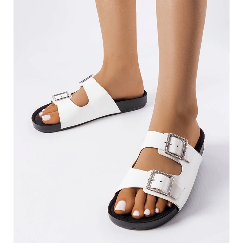 Fehér lakkozott papucs Norcross csatokkal 1