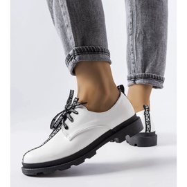 Fehér brogues kontraszttalppal a Hanifantól 1