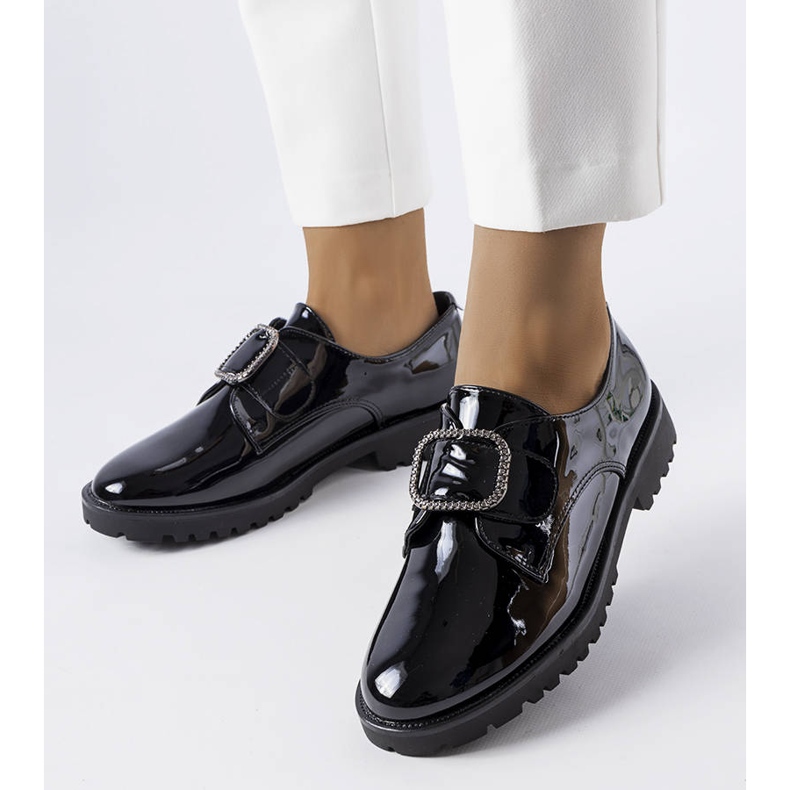 Fekete lakkozott cipő Jarisile csattal 1