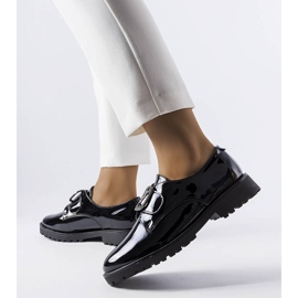 Fekete lakkozott cipő Jarisile csattal 2