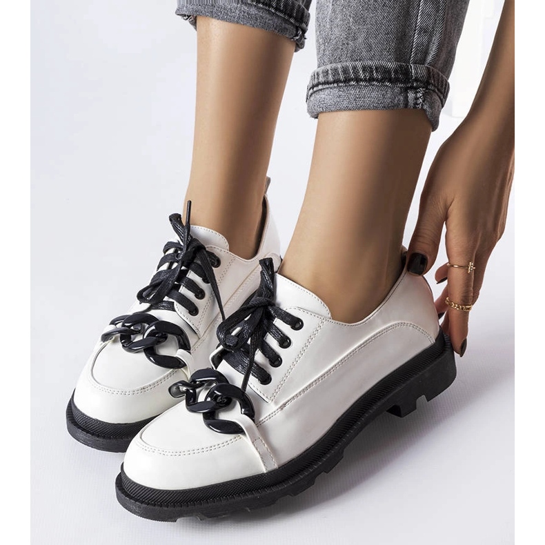 Fehér brogues lánccal az Allain-tól 1