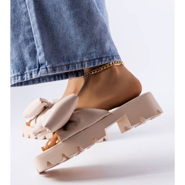 Bézs színű traktortalp a Bossétól 2