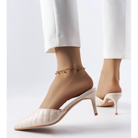 Bézs steppelt papucsok a Lambert-től 1