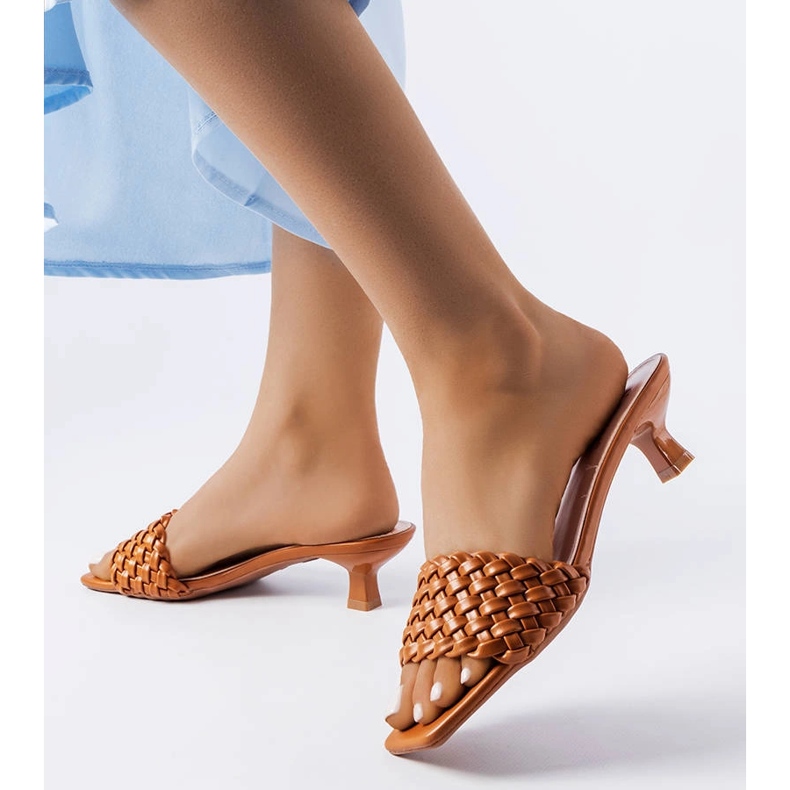 Barna alacsony sarkú szandál a márkatól 2