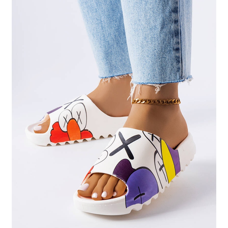 Fehér papucs futófelülettel és nyomatokkal 1