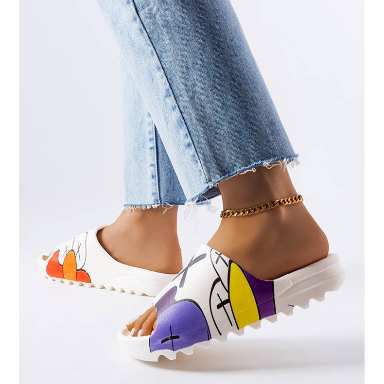 Fehér papucs futófelülettel és nyomatokkal 2