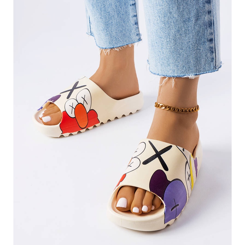 Bézs csúszdák futófelülettel és nyomatokkal 1