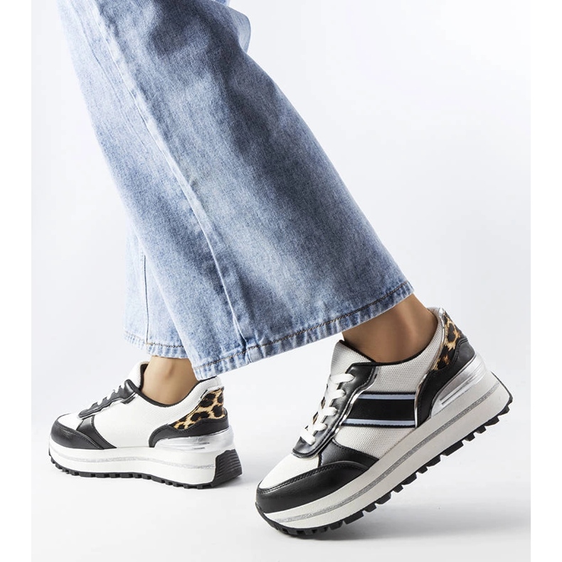 Fekete tornacipő csillogó betétekkel a Lang márkától fehér 2