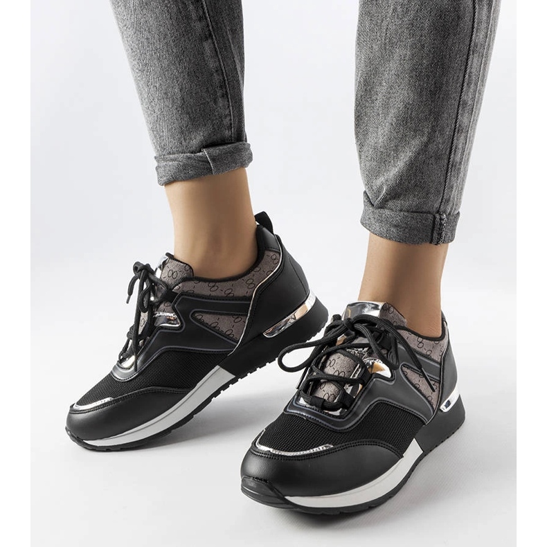 Fekete tornacipő arany elemekkel a Bedordtól 1