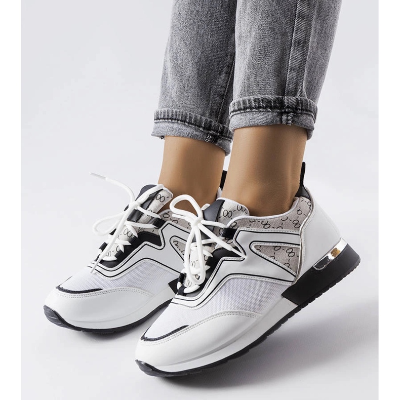 A Bedord fehér tornacipő fekete elemekkel 1