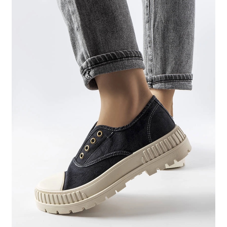 Fekete tornacipő a Waltontól 1