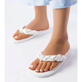 Tűlevelű gyöngyökkel díszített fehér papucs 1