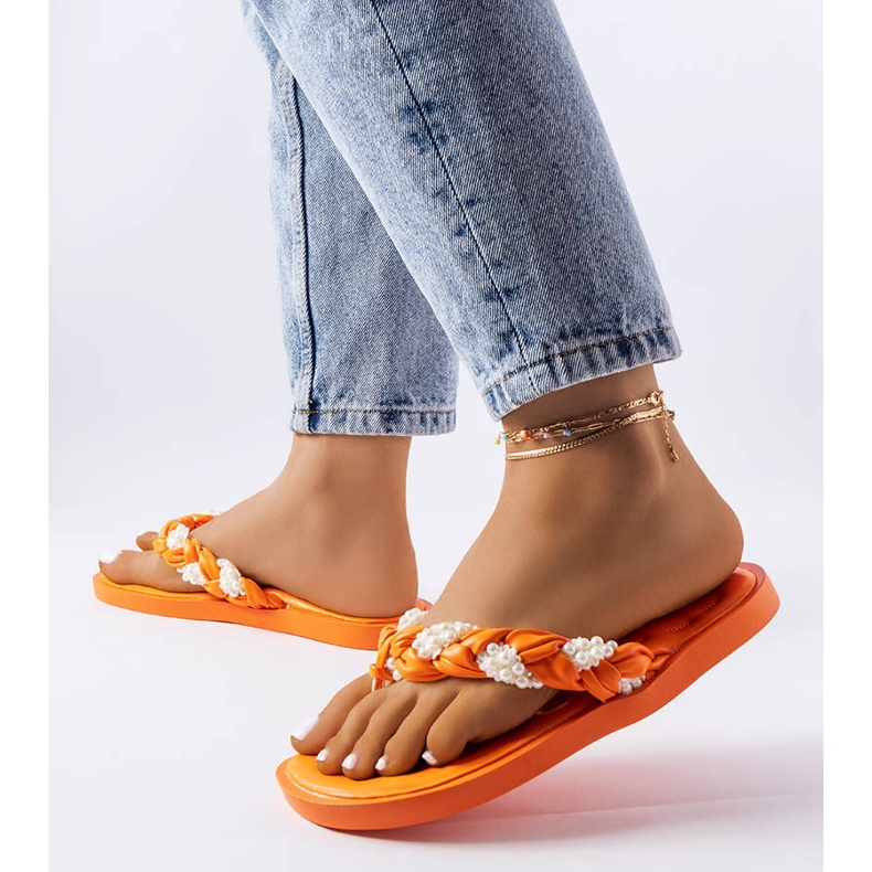 Tűlevelű gyöngyökkel díszített narancssárga csúszkák 1