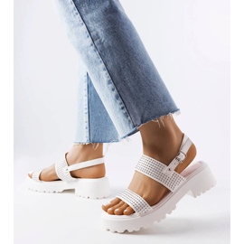 Biloxi fúvókákkal díszített fehér szandál 1