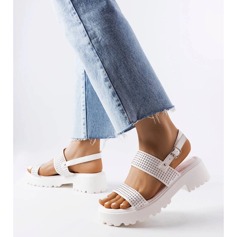 Biloxi fúvókákkal díszített fehér szandál 1