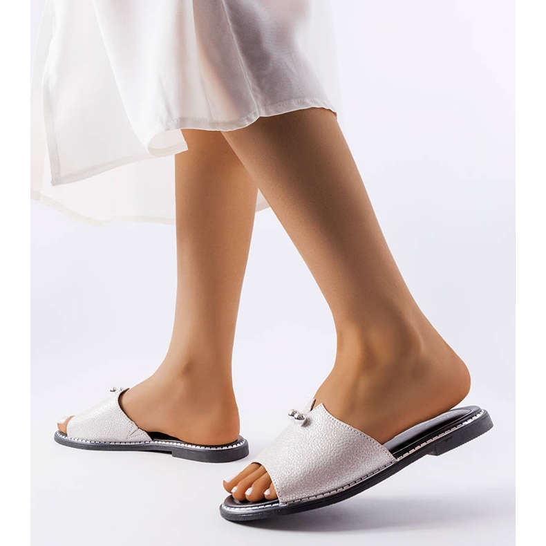 Evento Ezüst metál szandál gyöngyökkel a Frederi cégtől 2