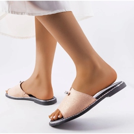 Rózsaszín fémes szandál gyöngyökkel a Frederitől 2