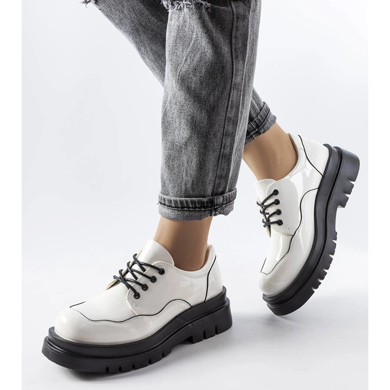 Fehér brogues masszív Cheshire talpon 1