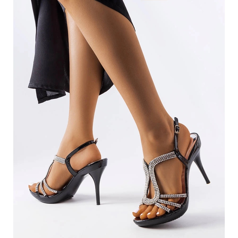 Fekete strasszos magassarkú szandál a Rafe márkától 1