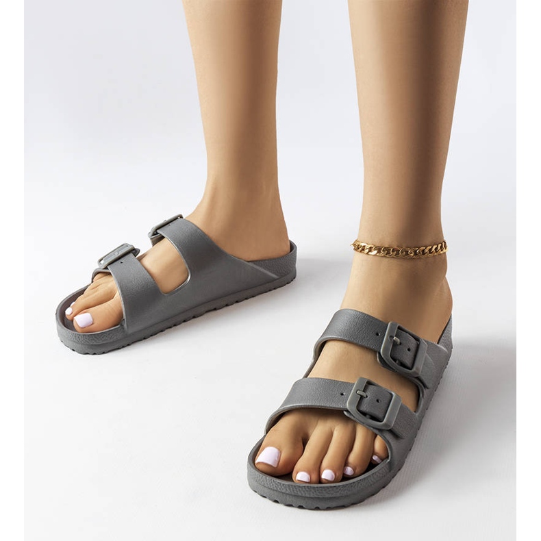 Szürke gumi csúszkák csatokkal az Eugene-tól 1 Szürke gumi csúszkák csatokkal az Eugene-tól 1