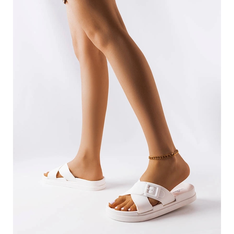 Fehér, csattal ellátott gumis csúszkák a Pauline-tól 2