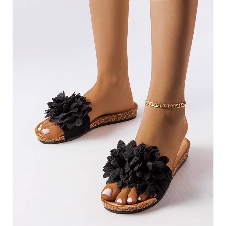 Virágokkal díszített fekete papucs 1