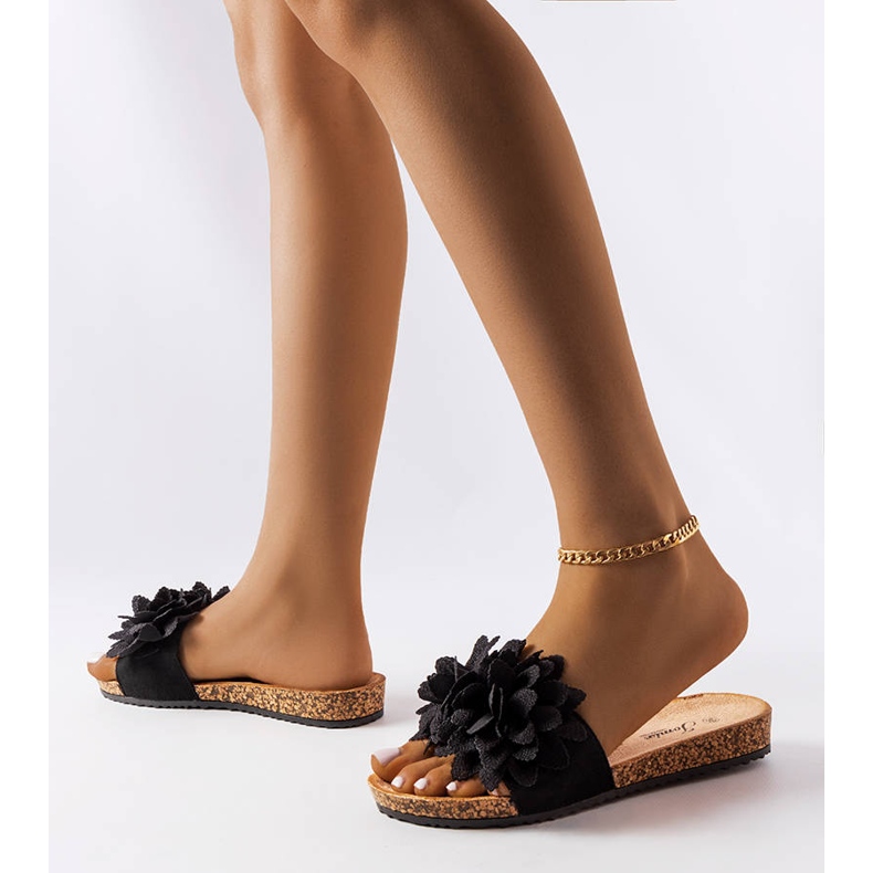 Virágokkal díszített fekete papucs 2