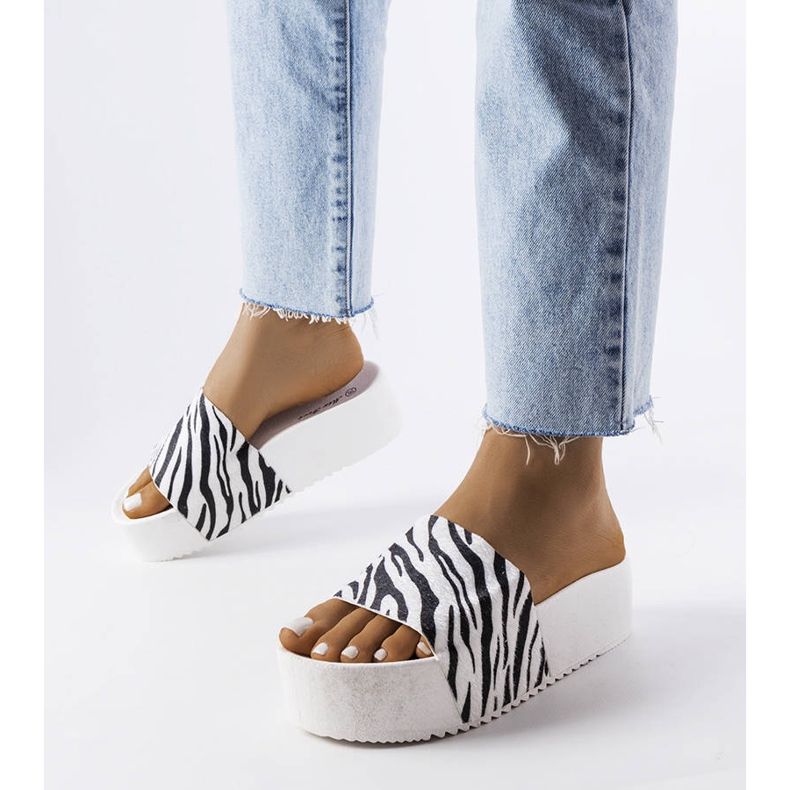 AE35 Zebra Slides fehér 1