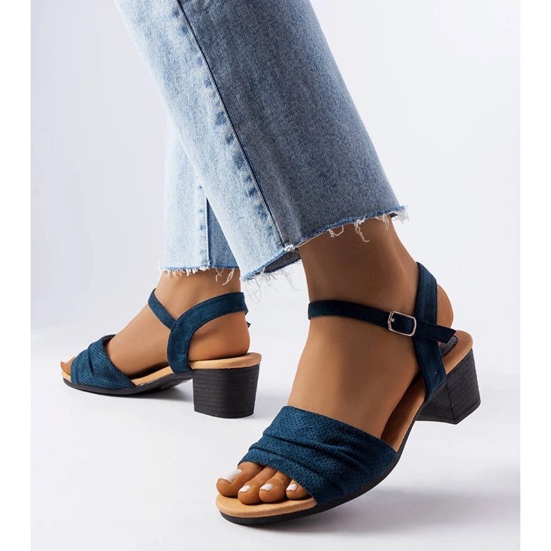 Sötétkék alacsony sarkú szandál a Broom márkától 1