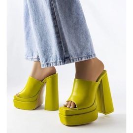 Zöld magassarkú szandál a Mercure márkától 1