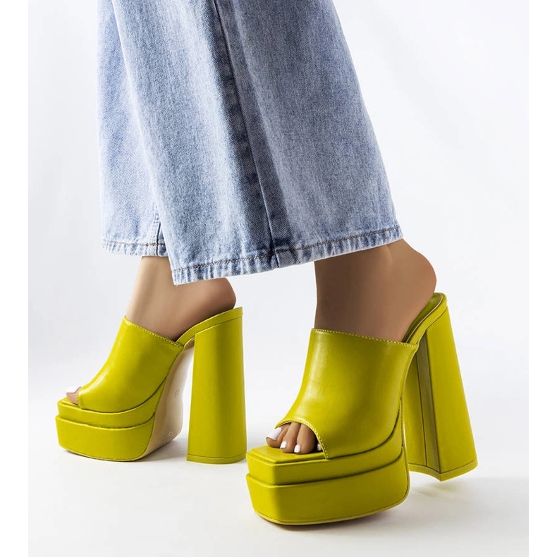 Zöld magassarkú szandál a Mercure márkától 1