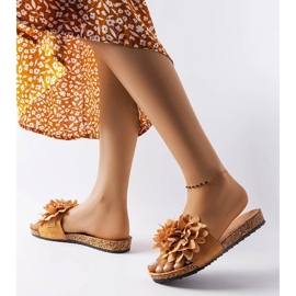 Farland virágokkal díszített barna papucs 2